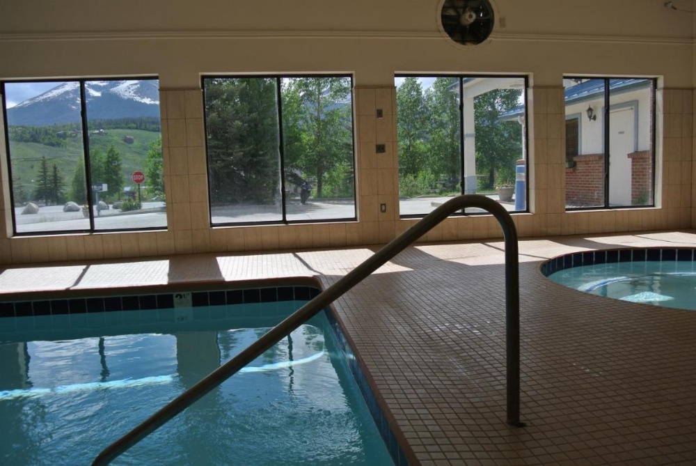 Luxury Inn & Suites Image 11