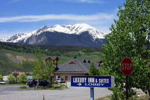 Luxury Inn & Suites image 4